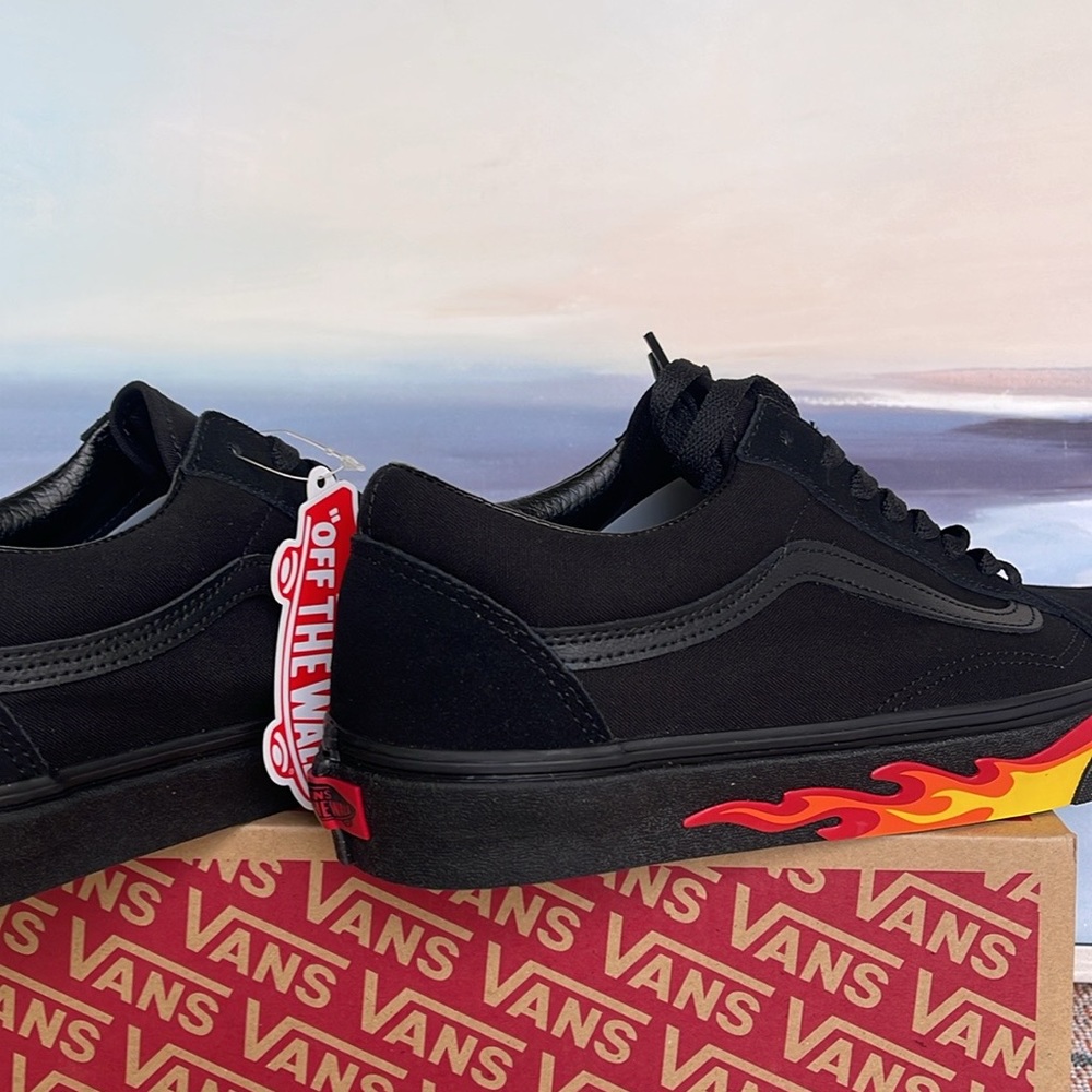 Vans Men’s Old Skool
(Flame Wall) Black/Black
VN0A38G1Q8Q
Sneakers - Picture 15 of 16